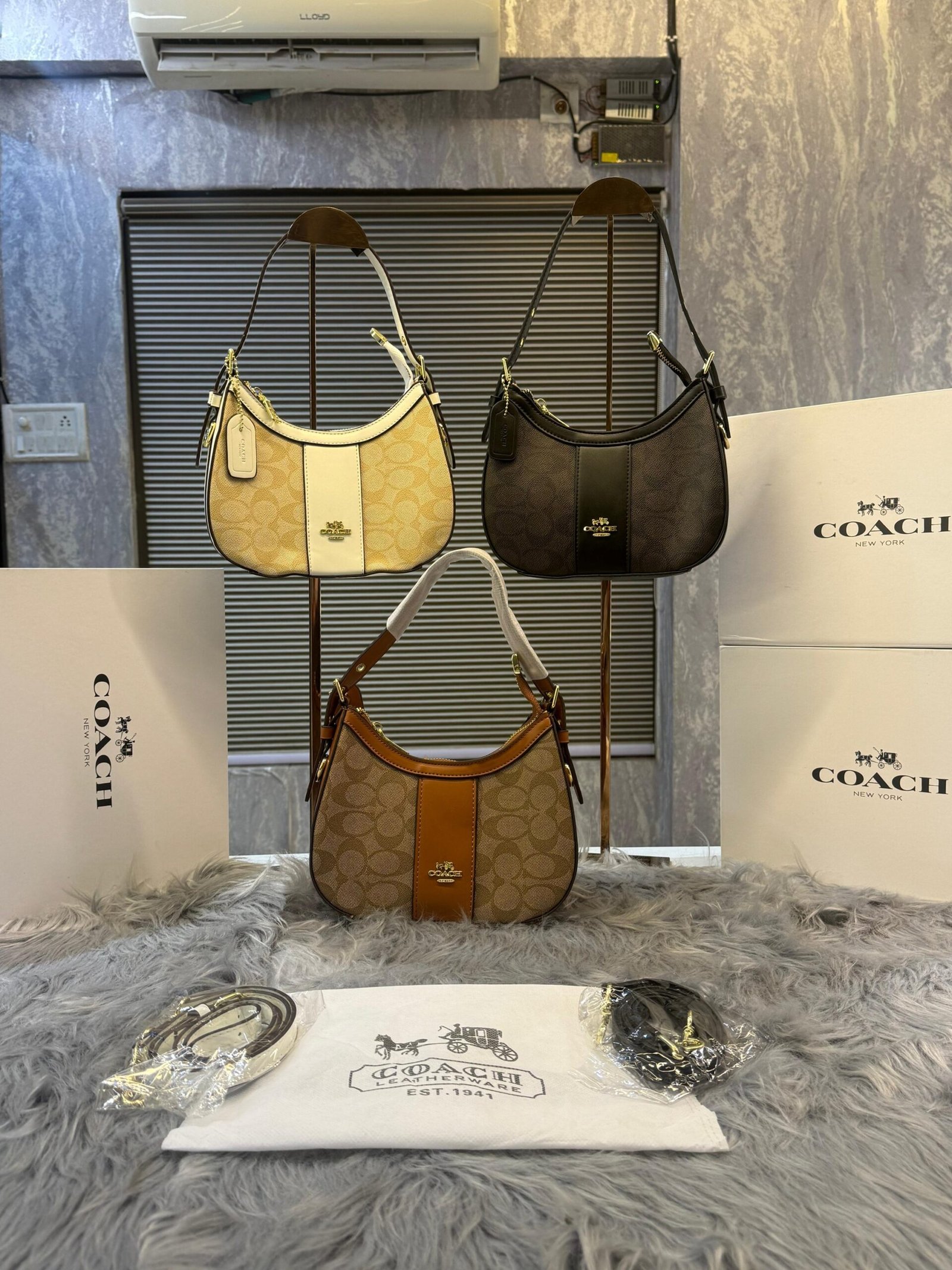 Coach Signature Hobo Shoulder Bag (brown)