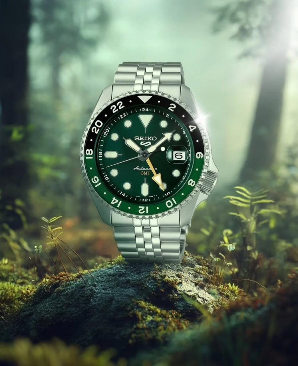 Seiko GMT Sports Watch – Automatic Dual Time Zone Timepiece (green)