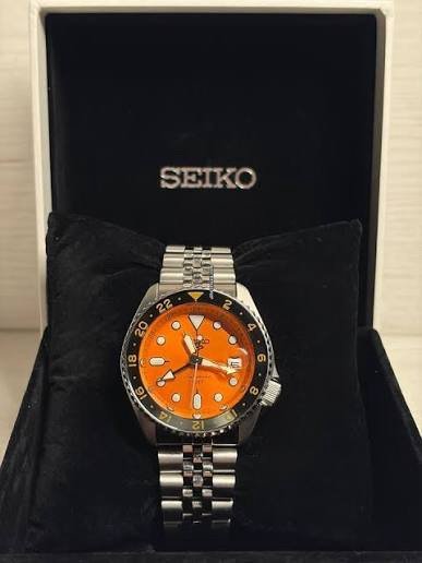 Seiko GMT Sports Watch – Automatic Dual Time Zone Timepiece (orange)