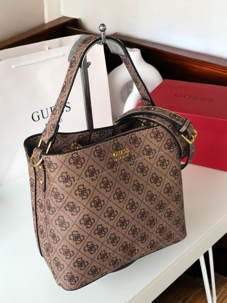 Guess Monogram Bucket Bag – Chic Crossbody Everyday Essential (beige)