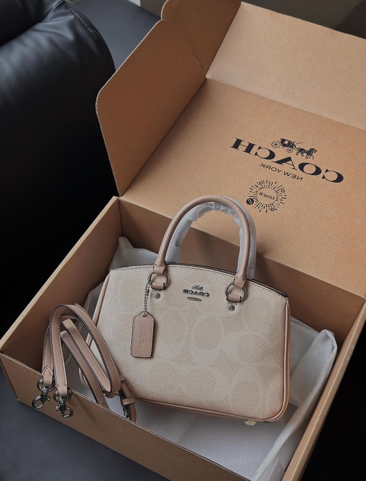 Coach Willow Tote Bag in Polished Pebble Leather – Elegant Everyday Carryall